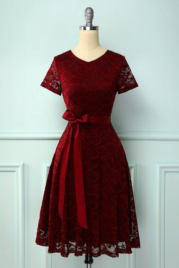 Vestido de renda de mangas curtas cor de vinho